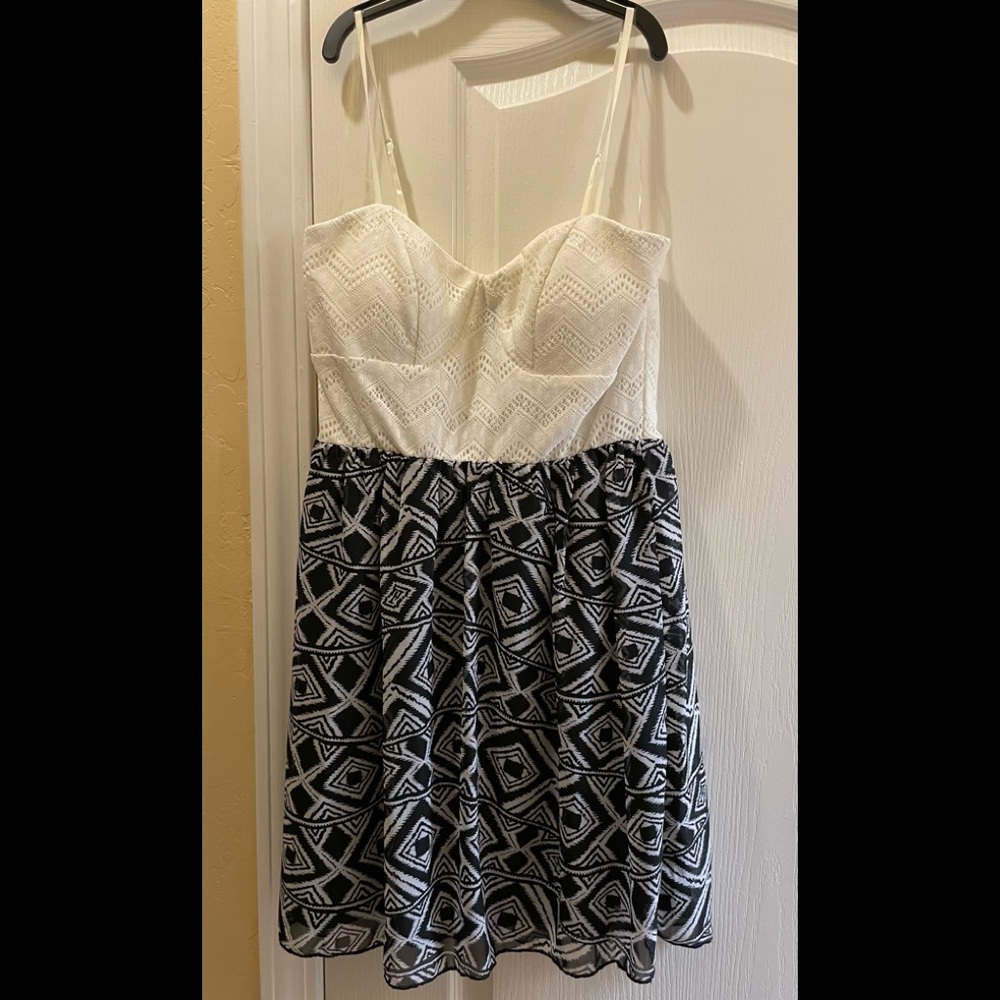 Juniors strapless dress off white with graphic skirt Size Large